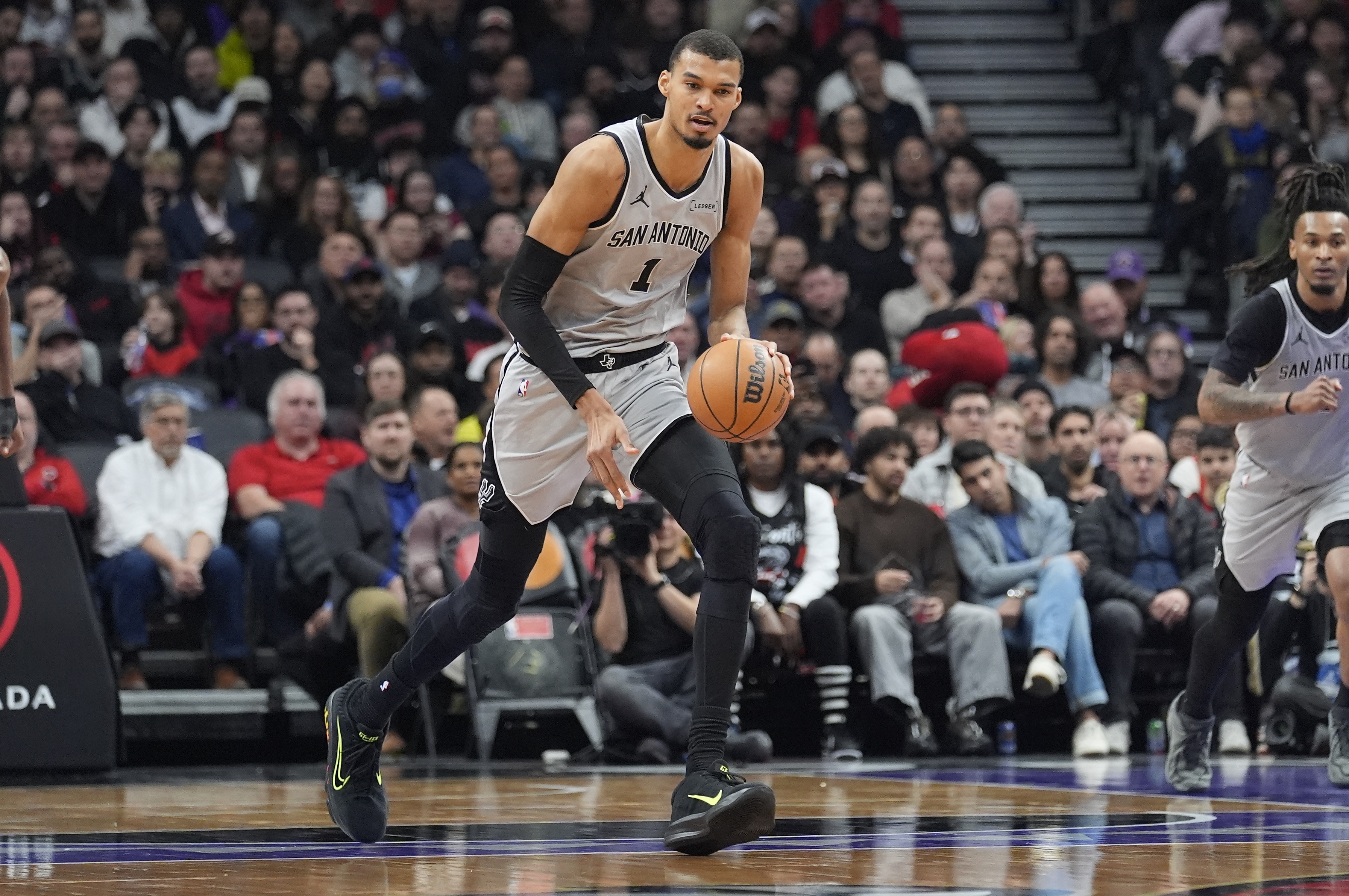 NBA直播-NBA彩经：湖人主场小胜国王 掘金击退森林狼  骑士轻取篮网