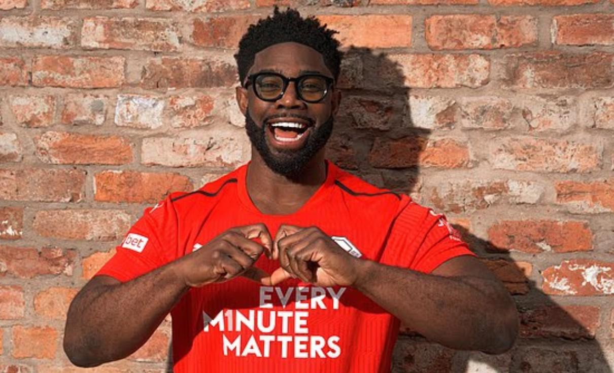 看球直播-为心脏健康月做宣传，理查兹、迪福等前英超球星做出爱心手势