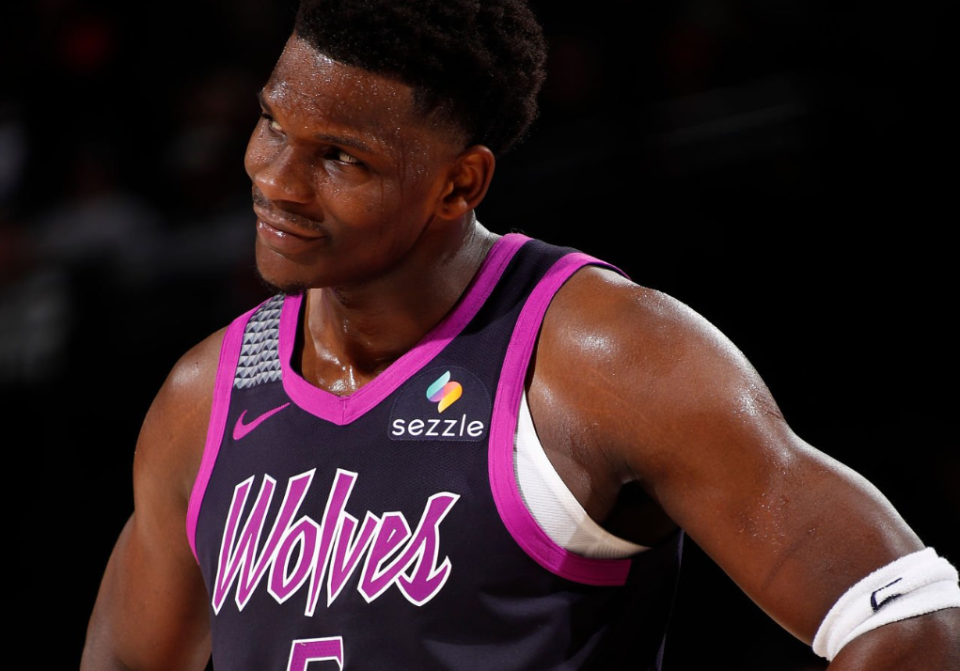 看球吧在线观看-NBA官宣两张罚单：华子贝恩用力把球扔向观众席 各罚25000美元